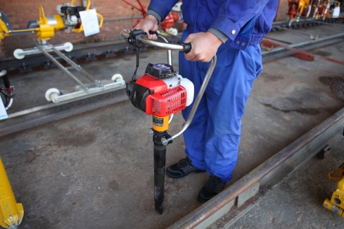 NDQ-Ⅰ型手提式內(nèi)燃振動(dòng)搗固鎬